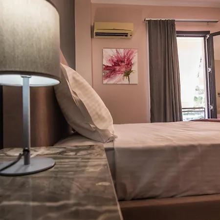 Swan Paradise טולון